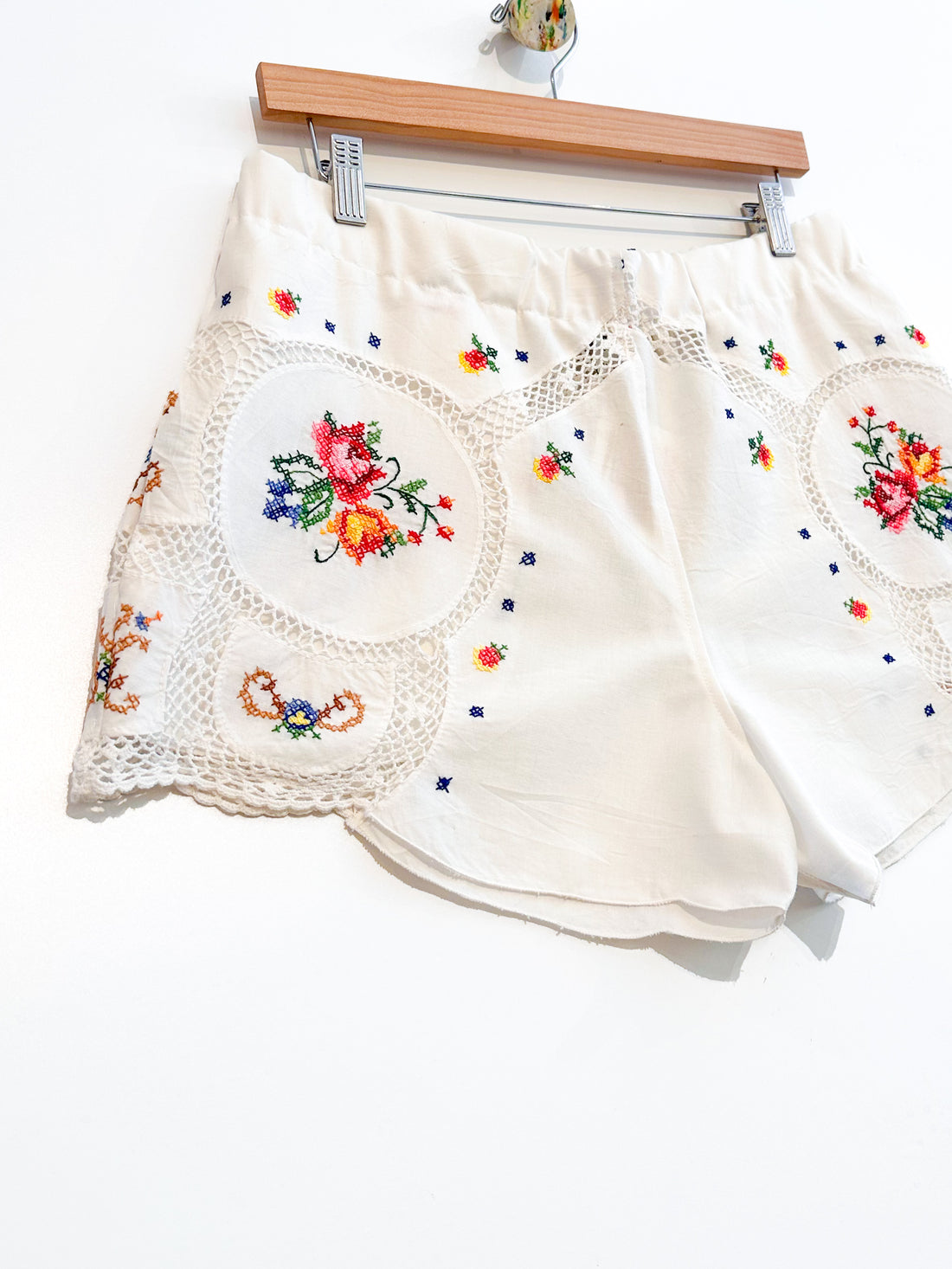 Liv embroidered linen shorts