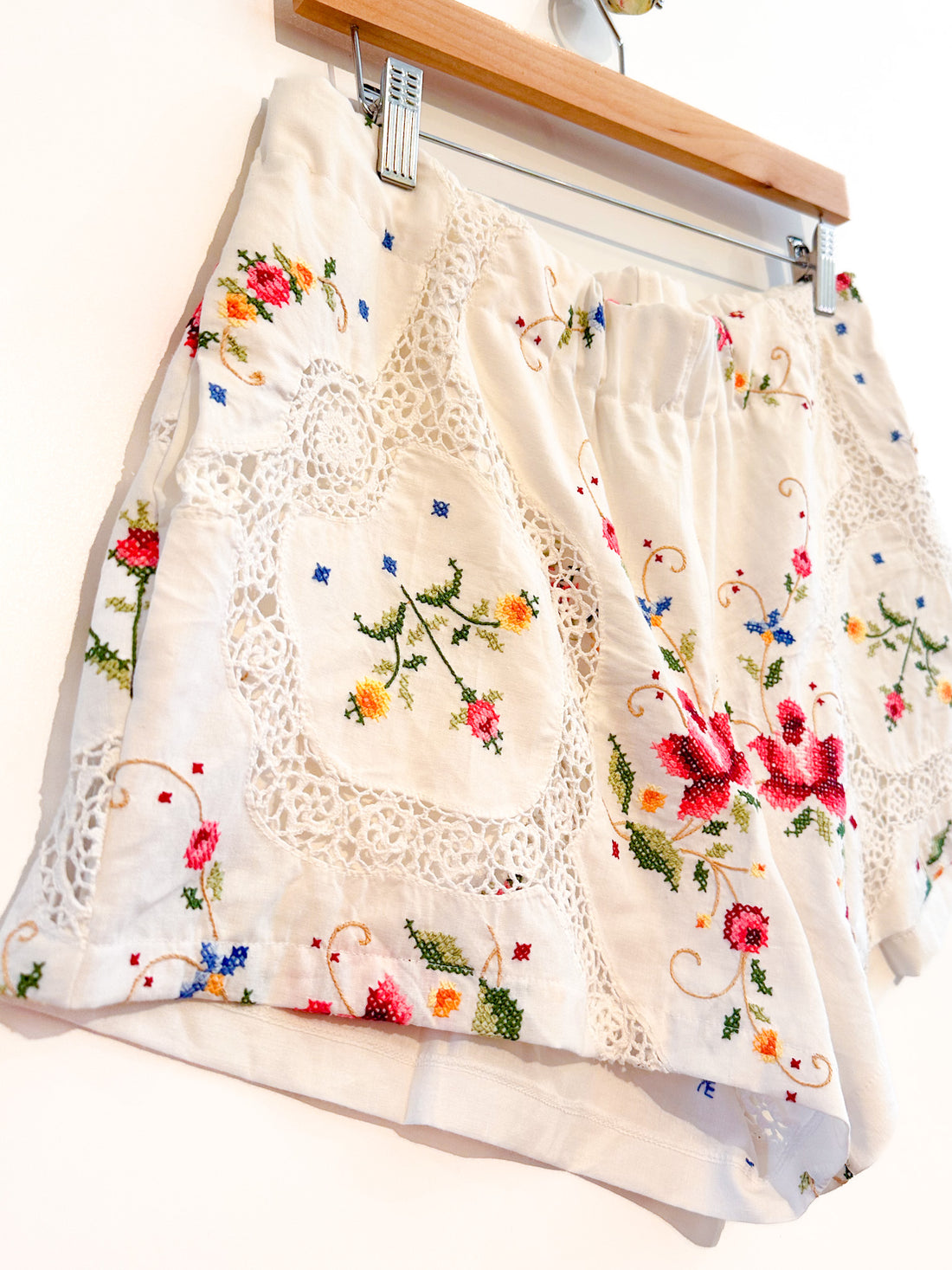 Liv embroidered linen shorts