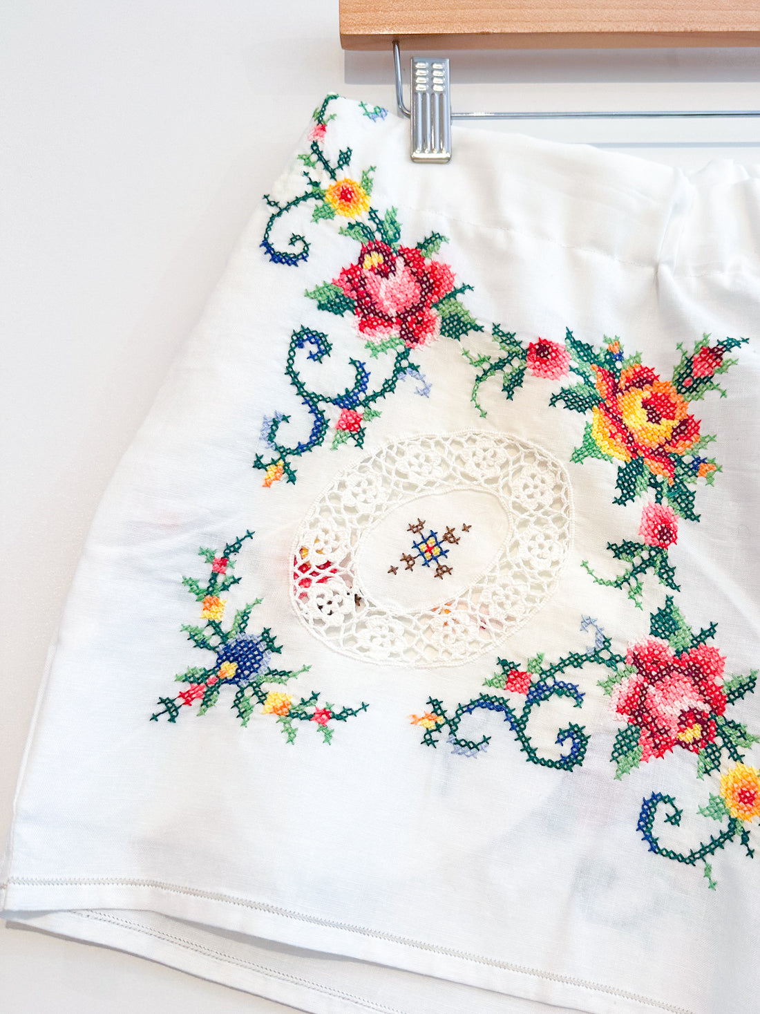 Liv embroidered linen shorts